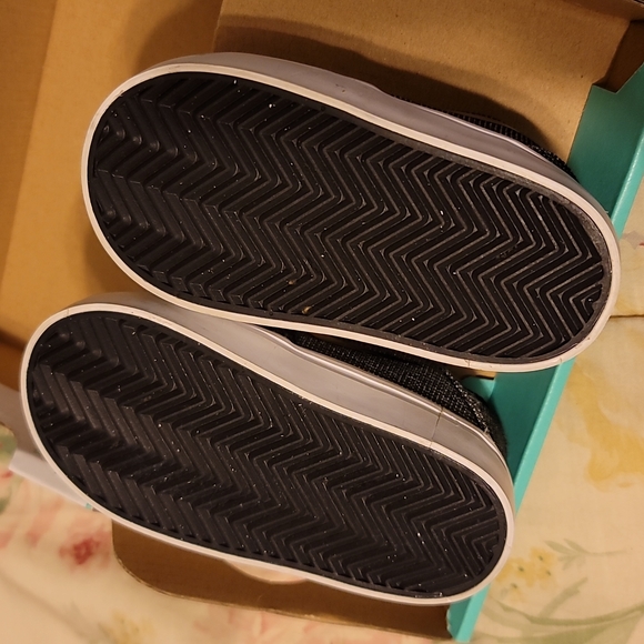 NIB Nike canvas sneakers - Picture 2 of 6